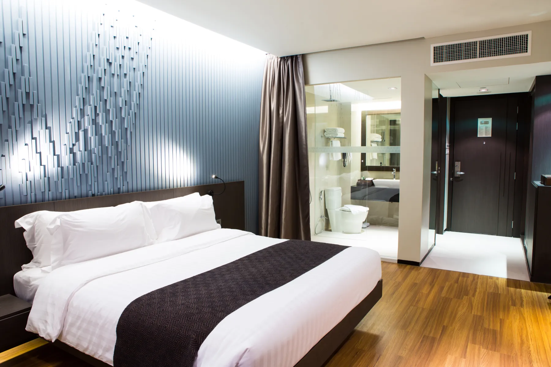 Modernes Gästezimmer einer automatisierten Ferienwohnung