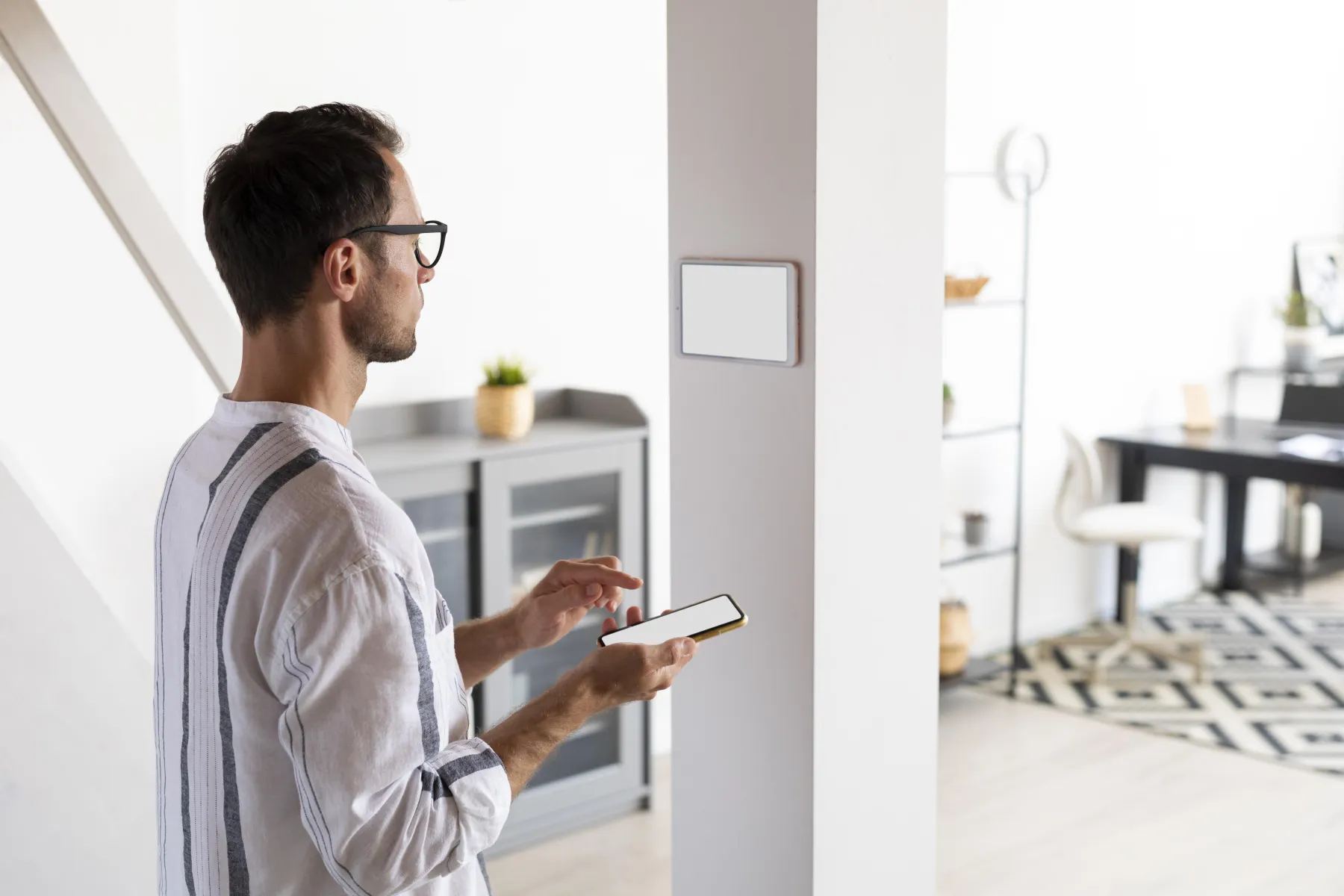 Bewohner bedient das Smart Home eines Einfamilienhauses